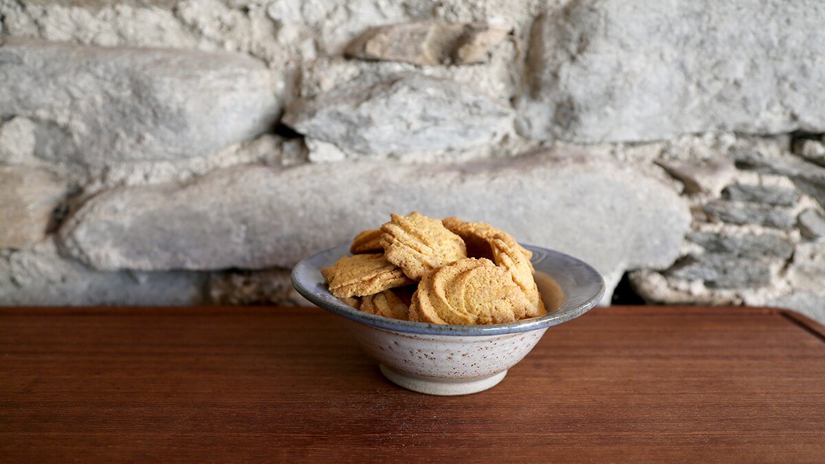 Fotografia: biscotti di mais e enkir. Fine descrizione fotografia.